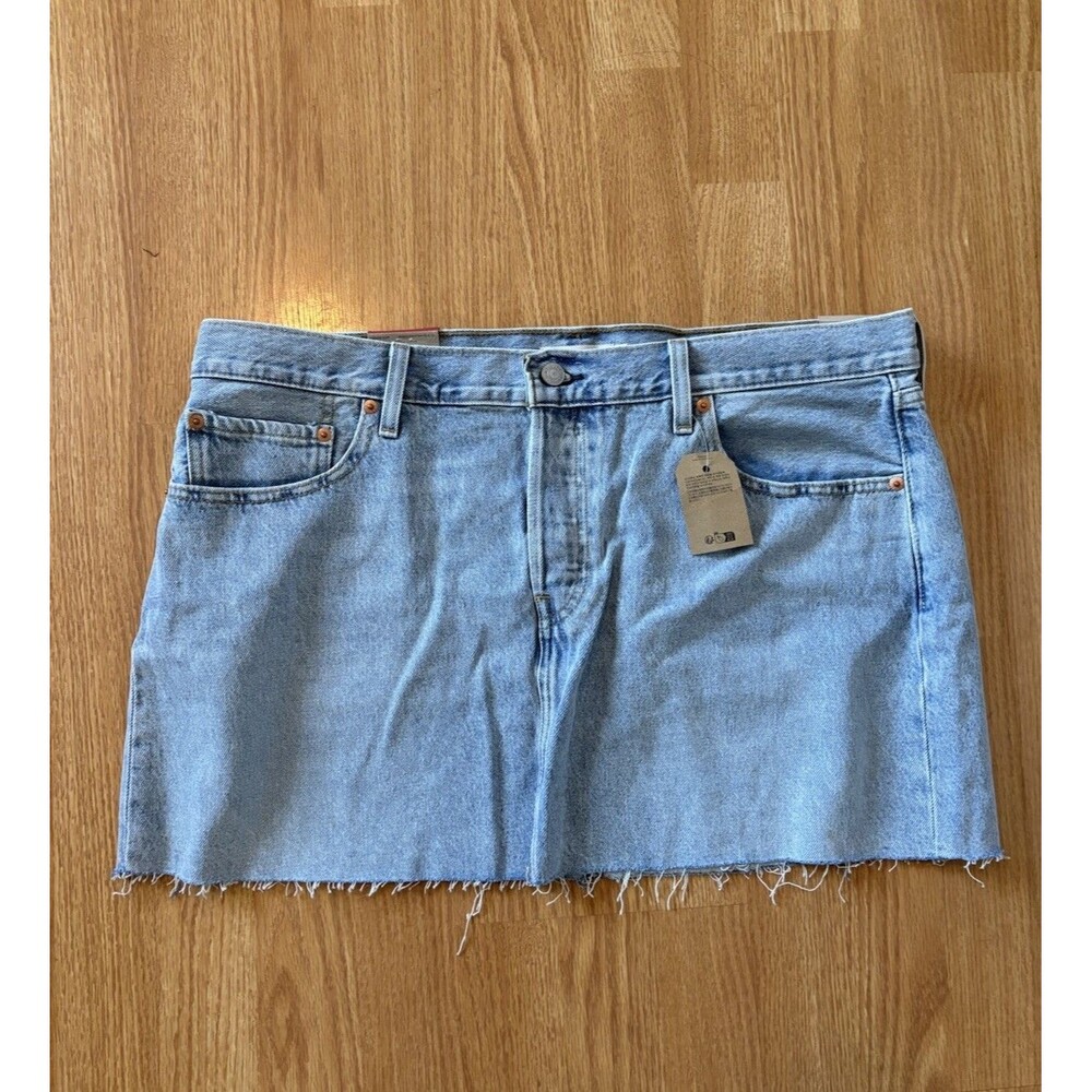 NWT Levi’s Light Wash Denim Cut Off Icon Mini Skirt Size 34
